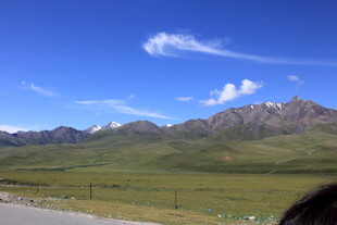 草原边巍峨山脉蓝天景