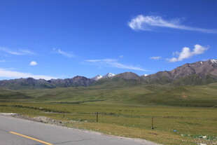 草原公路旁的壮美山川