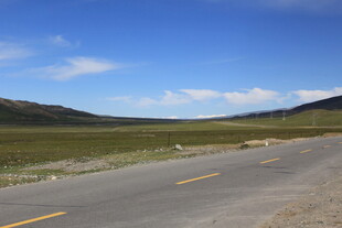 空旷公路与蓝天白云美景