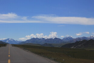 公路伸向远方的壮美风景