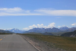 公路伸向远方的壮丽山景