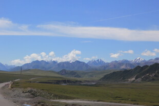 壮美山间公路与远处雪山