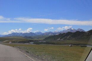 公路边的壮美雪山风景