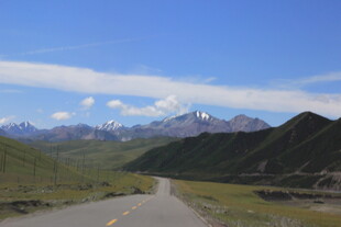 蜿蜒公路通向壮美雪山