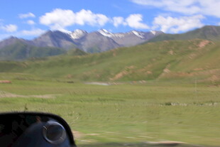 车窗外的草原山脉风光