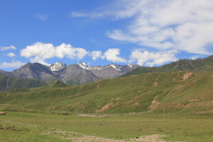草原山峦间的蓝天白云