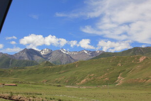 草原山脉间的壮丽风光