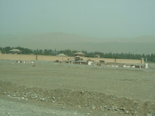 沙漠中的建筑与开阔地貌