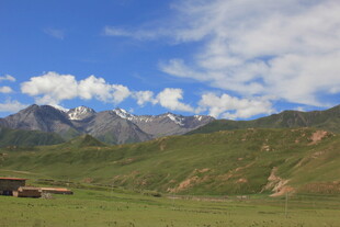 草原上的远山与蓝天白云