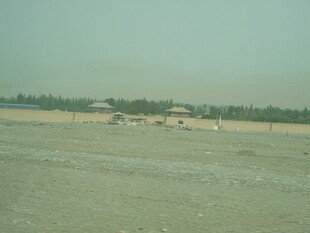 空旷场地中的模糊景象