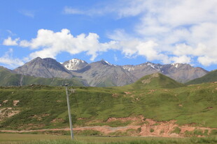 壮丽山景 蓝天白云下的风光