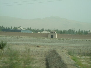 乡村旷野中的简易建筑