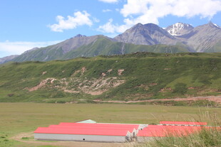 草原红顶建筑与远山美景
