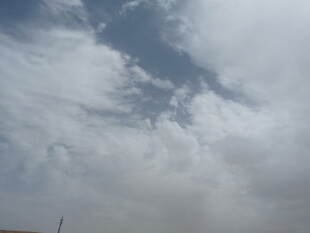 天空中的大片云朵