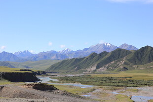 壮丽山河间的蜿蜒河流