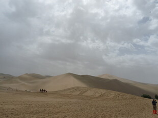 沙漠风光中的行者