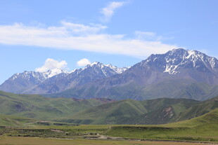 壮丽雪山下的广袤草原
