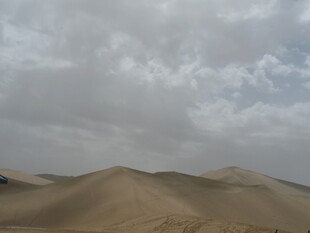 沙漠风光 沙丘与多云天空