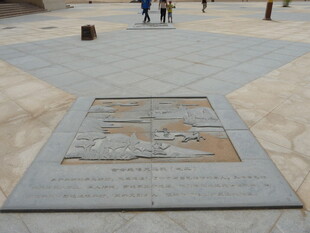 地面上的精美地图图案