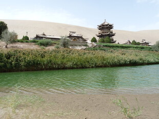 沙漠旁的绿水与古建筑