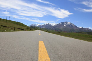公路伸向远方的壮美风景