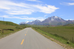 蜿蜒公路通向远方雪山