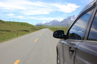 公路自驾车窗外的美丽风景