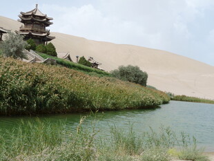 沙漠中的湖畔古建筑景观