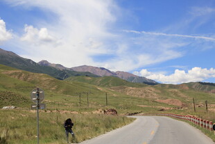 山间公路一人独行
