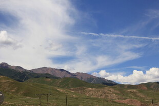蓝天白云下的壮美山峦
