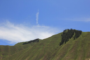 青山之上的蓝天与云迹