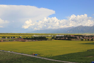 田园风光 远山与蓝天美景
