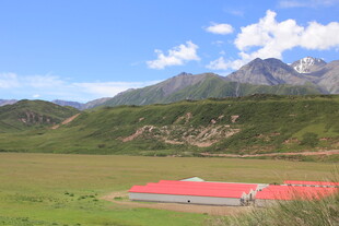 草原上的红顶建筑与远山