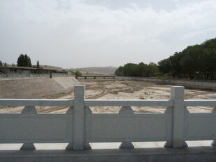 河畔石桥边的开阔景致