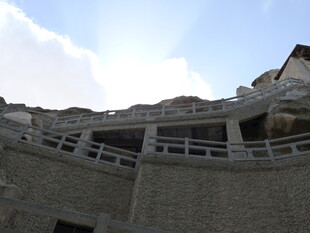 古老石砌建筑的观景平台