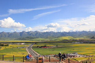 草原公路美景引游人驻足