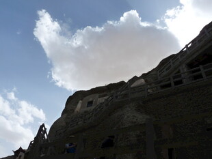 山崖上的建筑与蓝天白云