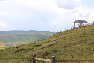 山坡上的小屋与美丽风景