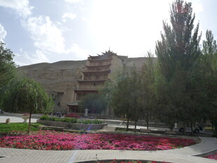 敦煌莫高窟前的美丽景致