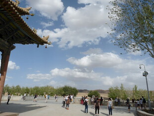 古建广场上的休闲人群