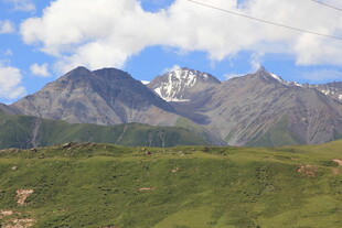 高山草甸间的壮丽山脉