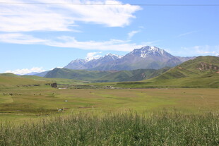 草原上的巍峨雪山美景