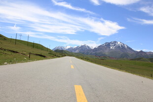 公路伸向远方的壮美风景