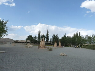 开阔广场上的雕像与绿树