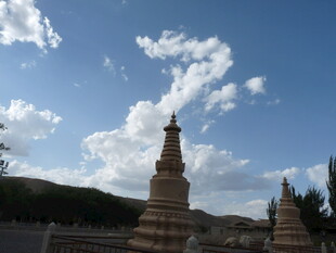 蓝天白云下的古老佛塔