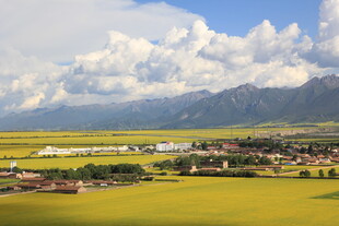 田园风光下的村庄与远山