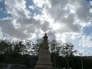 阳光下的庄严纪念碑