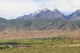 壮丽山景与广袤田野