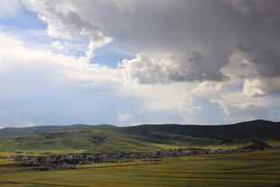 草原天空下的壮美风景