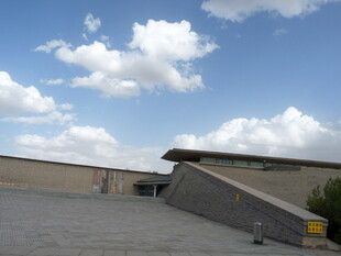 现代建筑外观与开阔天空